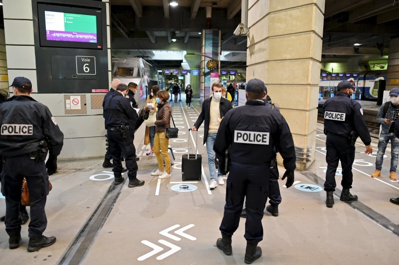 Photographies sur le thème Police ferroviaire Divergence images