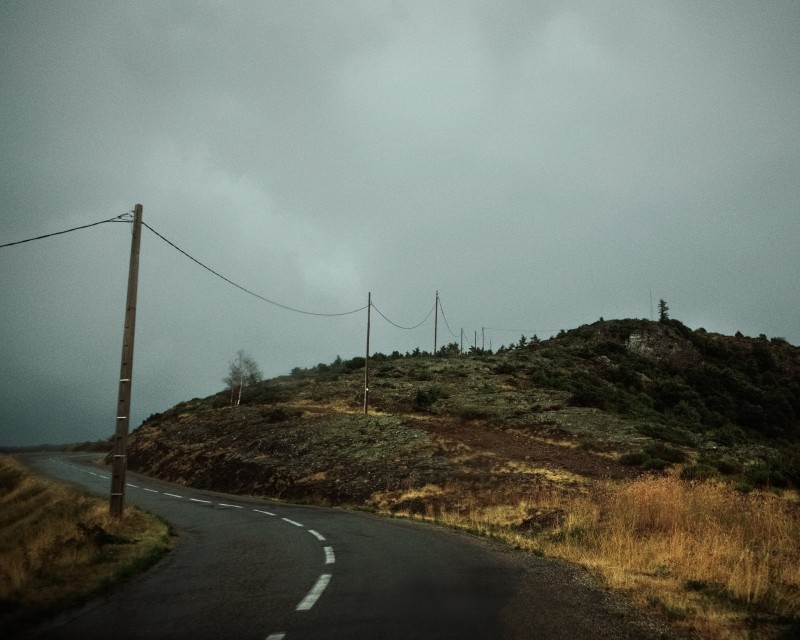 LA SILENCIEUSE Une route sur l'une des crêtes du parc régional des monts d'Ardèche sous une pluie orageuse.  