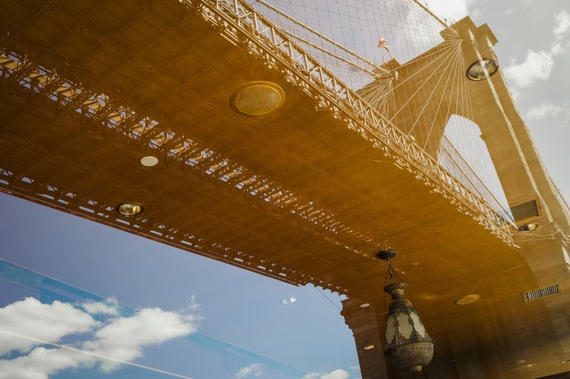 New York Reflections Le pont de Brooklyn, Brooklyn Bridge en reflet dans une vitrine de restaurant à Brooklyn, New York