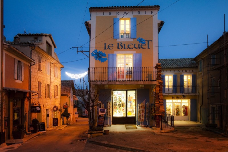 La librairie Le Bleuet, un labyrinthe chaleureux. 12 décembre 2009 © Corine BRISBOIS La librairie Le Bleuet, un labyrinthe chaleureux. 12 décembre 2009 © Corine BRISBOIS