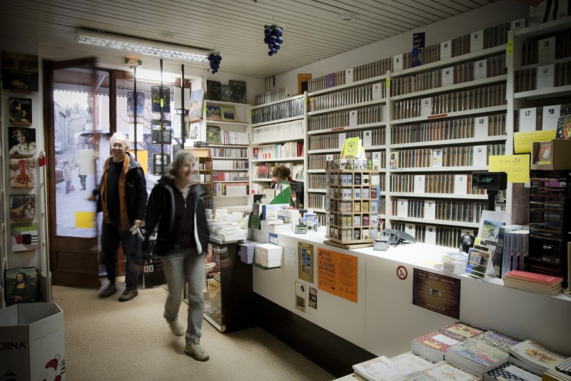 La librairie Le Bleuet, un labyrinthe chaleureux. 12 décembre 2009 © Corine BRISBOIS La librairie Le Bleuet, un labyrinthe chaleureux. 12 décembre 2009 © Corine BRISBOIS