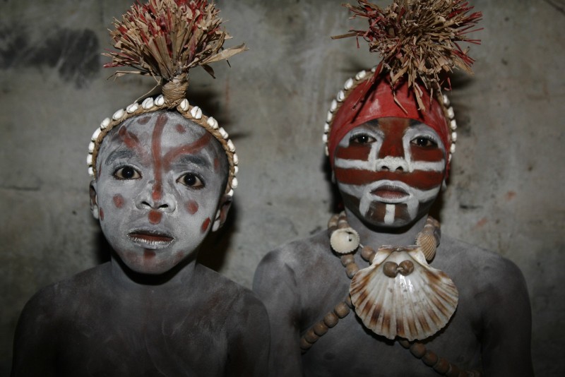Famille Mbeng-Ntame 20080331-Gabon, Libreville PK12. Ceremonie de veillée Bwiti par la Famille Mbeng-Tame. La famille Mbeng Ntame est une famille Franco-Gabonaise dont les menbres sont tous initiés au rite Bwiti. (Le Bwiti est un rituel animiste issu de la tradition des pygmes du Gabon qui ont transmi leur pratique aux autres ethnies du Gabon. C'est au cours des veillés de Bwiti que l'on initie les nouveaux novices qui devront ingerer de grosses quantite d'iboga( plante maitresse initiatrice dont les alkaloids permettent de voyager à l'interieur de soi-meme pour resoudre ses propres problemes). La famille Mbeng-Ntame propose des initiations à l'iboga ainsi que des spectacle Bwiti offert à des groupes de 