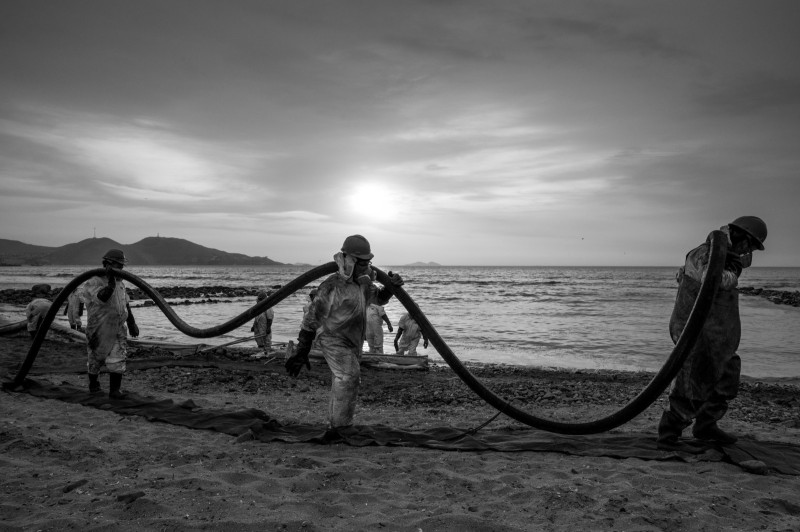 Les fantômes de Lima. Marée noire. 27 janvier 2022. Marée noire de Lima. Fin de journée et rangement du matériel. Les plages Conchitas, Positos et Miramar sont nettoyées par des volontaires et des professionnels.