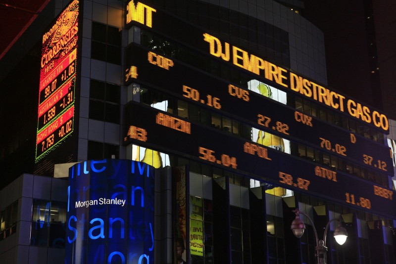 Economie Etats-Unis, New York,  Manhattan, Midtown, Times Square, siège de la banque d'investissement Morgan Stanley Nyse, enseigne lumineuse affichant les cours de la Bourse
