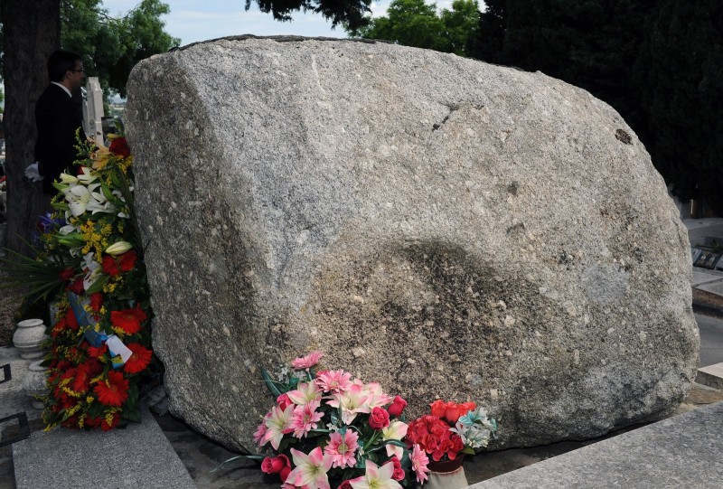 Photographies sur le thème La tombe de gaston defferre dite le rocher