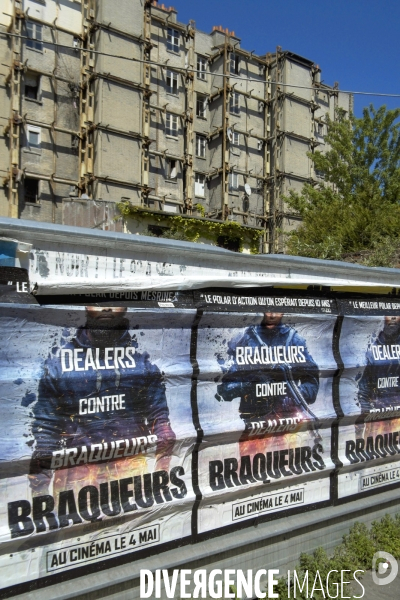 Mai 2016.Dealers contre braqueurs, l affiche du film sur la  palissade d une friche a a Saint Denis