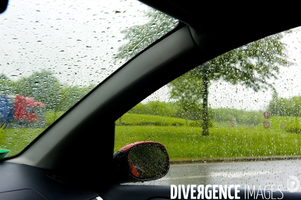 Mai 2016.Au travers du pare brise, sous la pluie , vue d une aire de stationnement de l autoroute A 16