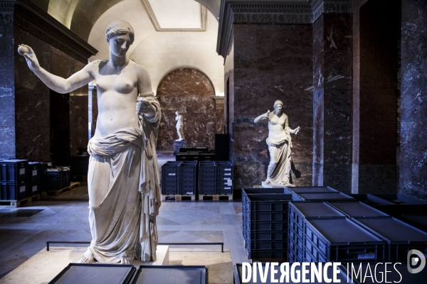 En raison d une crue de la Seine importante, le musée du Louvre déplace ses oeuvres d art depuis les réserves au sous-sol, jusque dans les salles du département des antiquités grecques et romaines du musée pour les mettre à l abri.