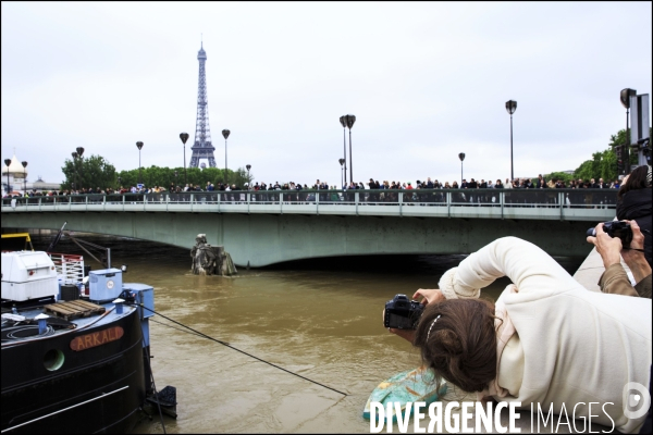 La crue exceptionnelle de la Seine à Paris stabilisée à 6,09 m provoque des inondations sur les berges