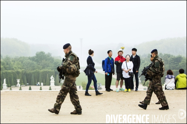 Des militaires patrouillent dans le parc du château de Versailles dans le cadre du plan Vigipirate renforcé.