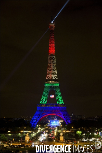 La tour Eiffel illuminée aux couleurs du drapeau arc en ciel de la communauté gay en hommage aux victimes de la tuerie d Orlando.