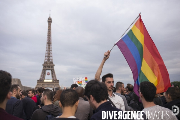 Rassemblement sur le trocadero a paris, apres la tuerie contre un bar gay a orlando.
