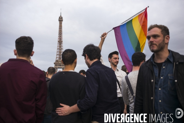 Rassemblement sur le trocadero a paris, apres la tuerie contre un bar gay a orlando.