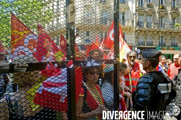 Manifestation en rond contre la loi travail a la Bastille et autour du bassin de l Arsenal