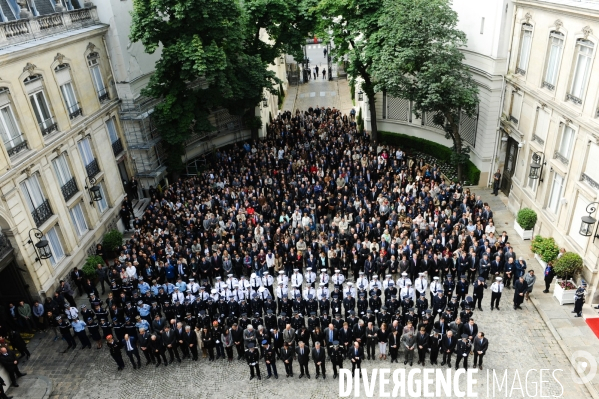 Minute de silence au ministère de l intérieur à la mémoire des deux policiers tués par Larossi Abballa