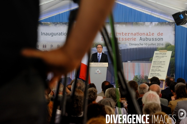 François Hollande inaugure la Cité Internationale de la tapisserie.