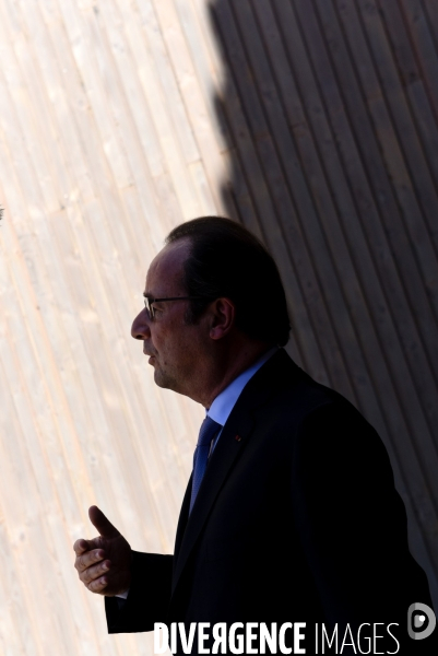 François Hollande inaugure la Cité Internationale de la tapisserie.