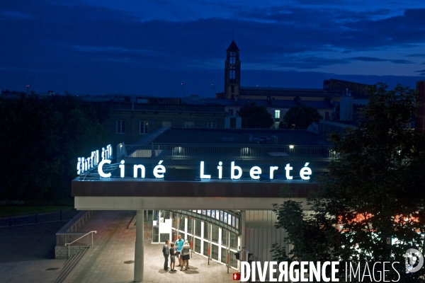 Bretagne.Le cinema multiplexe cine Liberte vu de nuit