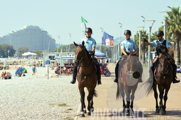 Patrouille à cheval de la Gendarmerie Nationale #Nice06