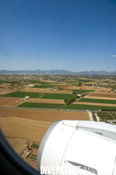 Illustration Aout2016.Survol de la campagne majorquine a l atterissage a l aeroport de Palma de Majorque.