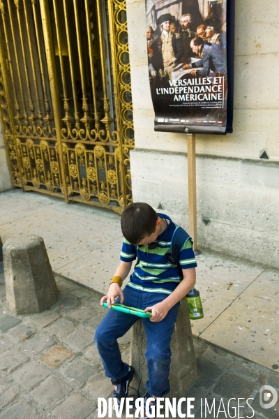 Illustration Aout2016.Un enfant plonge sur l ecran de sa tablette nunmerique