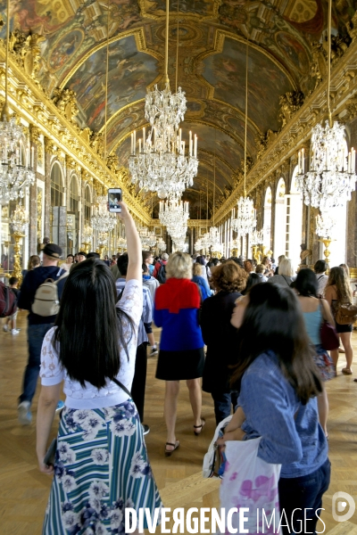 Illustration Aout2016.Touristes au chateau de Versailles dans la galerie des glaces