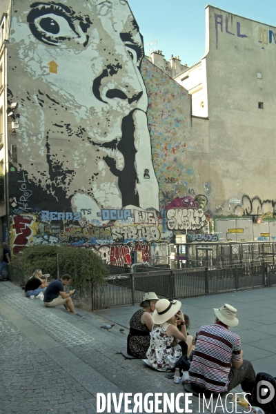 Illustration Aout2016.Trois touristes pic niquent place Igor Stravinky au pied d un mur peint