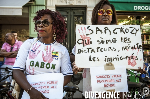 La communauté gabonaise manifeste devant le siège du parti  Les Républicains .