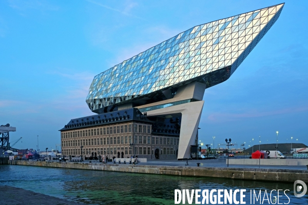Le siege social de l autorite portuaire d Anvers batiment posthume de l architecte Zaha Hadid.
