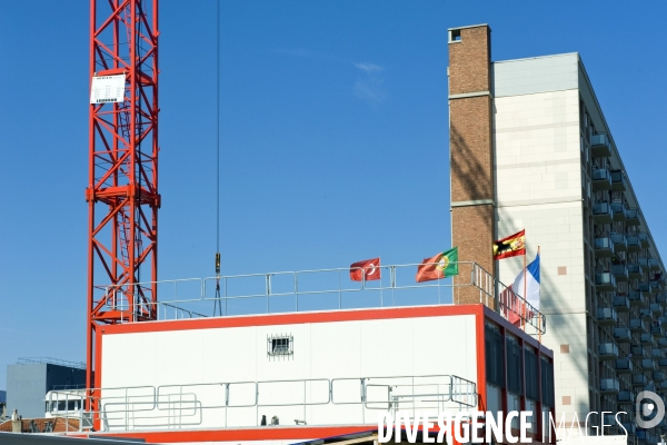 Illustration septembre2016.Sur un chantier construction de logement flottent les drapeaux de plusieurs pays : Maroc,Turquie,Espagne et France.