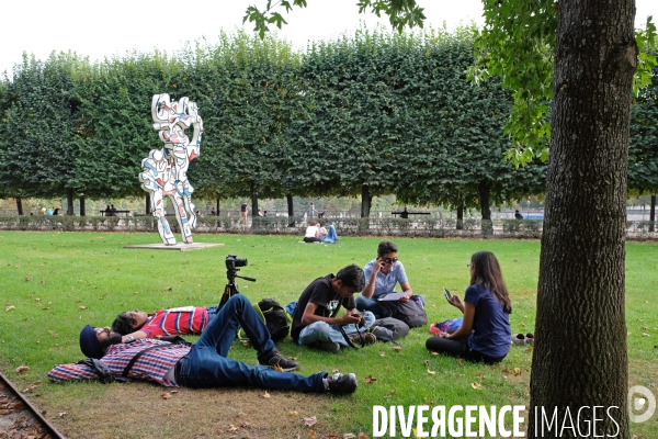 Illustration septembre2016.Touristes se reposant pres de la sculpture de Dubuffet aux Tuileries