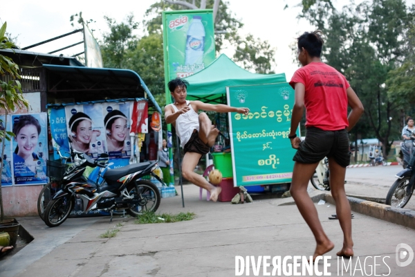 Football des rues au Myanmar