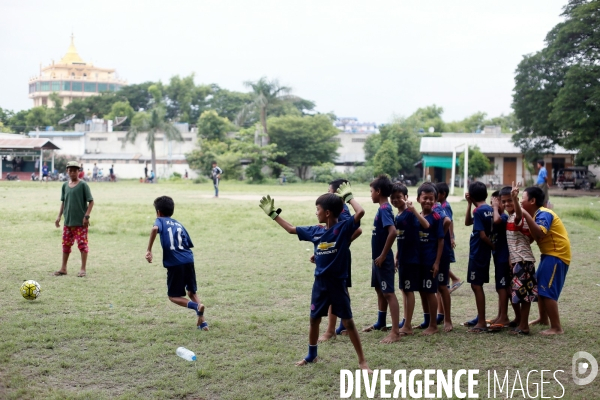 Football des rues au Myanmar