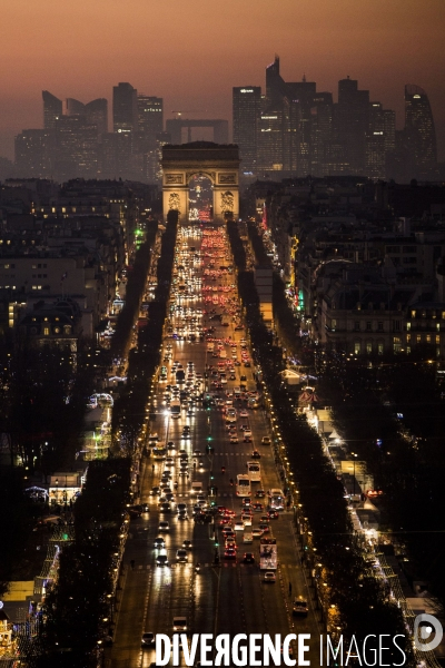 Illustration à Paris: Alignement des Champs Elysées, de l Arc de Triomphe et du quartier des affaires de La Défense au coucher du soleil.