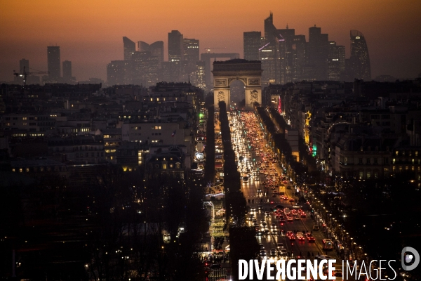 Illustration à Paris: Alignement des Champs Elysées, de l Arc de Triomphe et du quartier des affaires de La Défense au coucher du soleil.