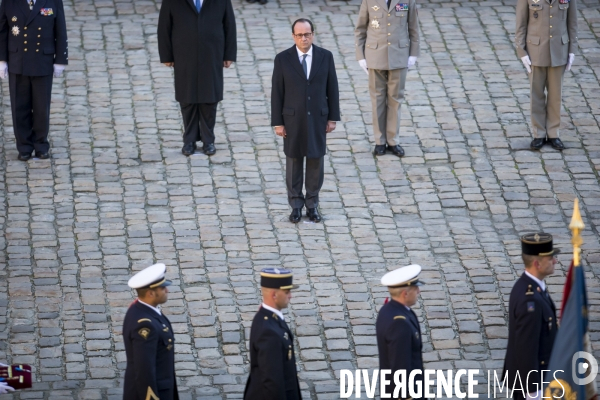 François Hollande , prise d armes aux Invalides