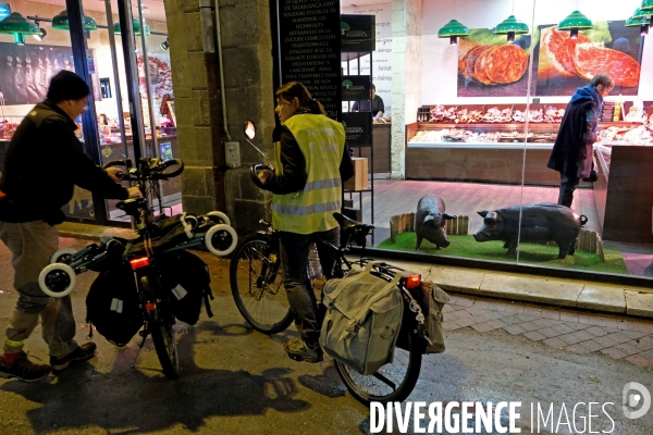 Bordeaux.Cyclistes devant la vitrine d une charcuterie proposant des produits espagnol