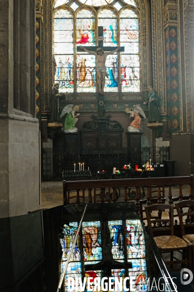 Illustration Novembre2016.L eglise saint Eustache.Un vitrail se reflete sur le couvercle d un piano