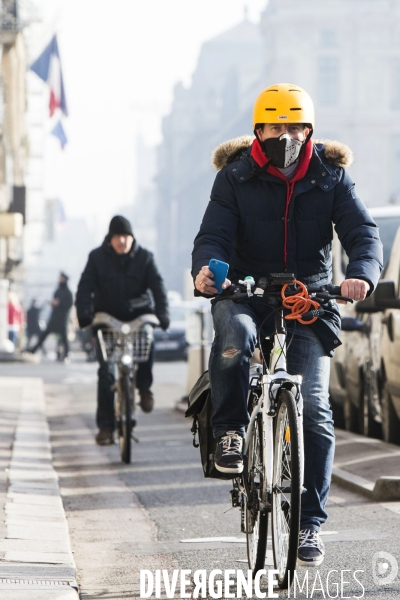 Alors que la circulation alternéeest mise en place pour cause de pollution, les parisiens découvrent de nouveaux modes de transport et de protection contre les particules fines.