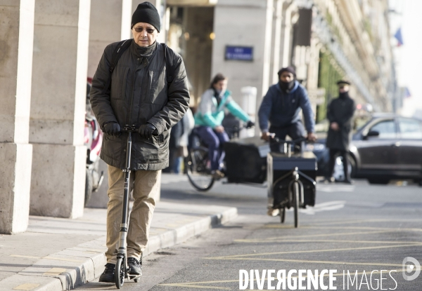 Alors que la circulation alternéeest mise en place pour cause de pollution, les parisiens découvrent de nouveaux modes de transport et de protection contre les particules fines.