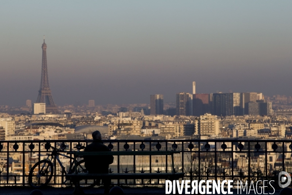 Vues de la tour Eiffel et de la couche de pollution aux particules fines qui surplombe Paris depuis près d une semaine entrainant une circulation alternée dans la capitale et les communes de proche banlieue.