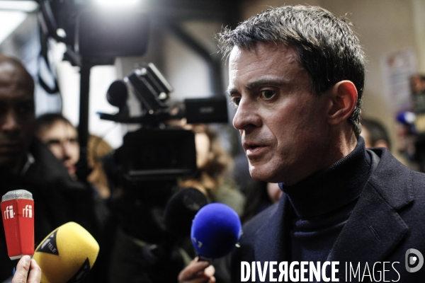 Manuel Valls en campagne pour les primaires du PS au Marché des Enfants Rouges