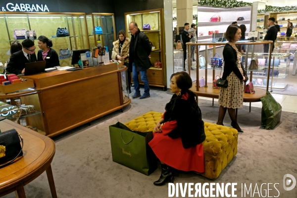 Londres.Chez Harrod s le grand magasin de luxe du West end, une femme au corner Dolce & Gabbana se repose sur un pouf.