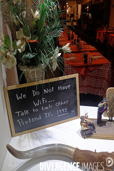 Bruxelles.Pas de wifi dans ce restaurant, le patron est contre et prefere la conversation entre les gens