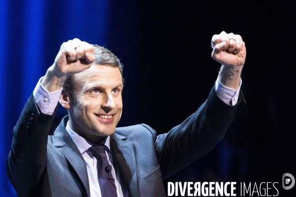 Emmanuel Macron lors d  une visite surprise à ses militants parisiens qui se réunissaient au théâtre Bobino.