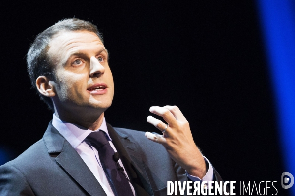 Emmanuel Macron lors d  une visite surprise à ses militants parisiens qui se réunissaient au théâtre Bobino.