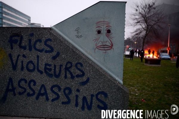Manifestation en soutien à Théo victime de viol à Bobigny. Clashes in Paris suburb after police rape.
