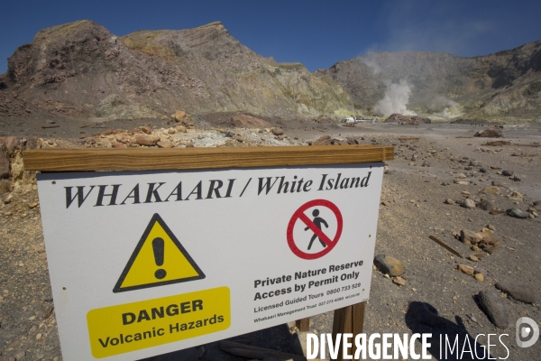 White island/ile volcanique