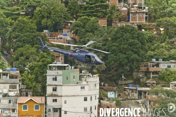 Descente de police dans un favela de rio