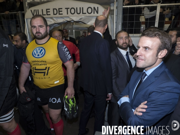 Emmanuel Macron attend a rugby match